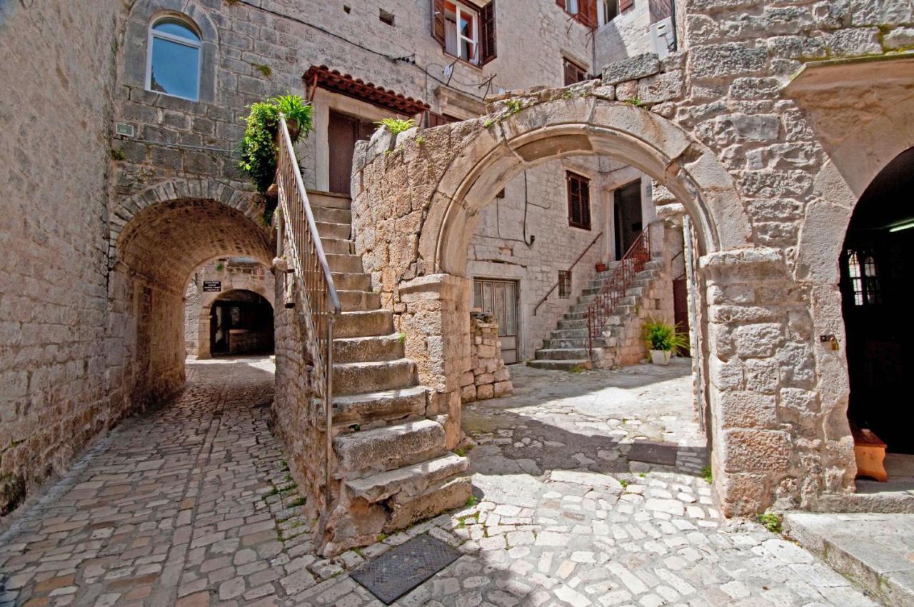 Smuketa In Trogir Haus Fuer 4 Personen Vila Exterior foto
