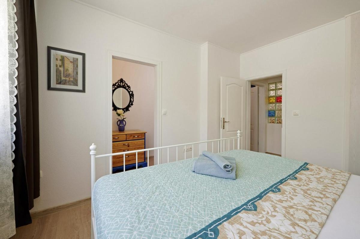 Smuketa In Trogir Haus Fuer 4 Personen Vila Exterior foto