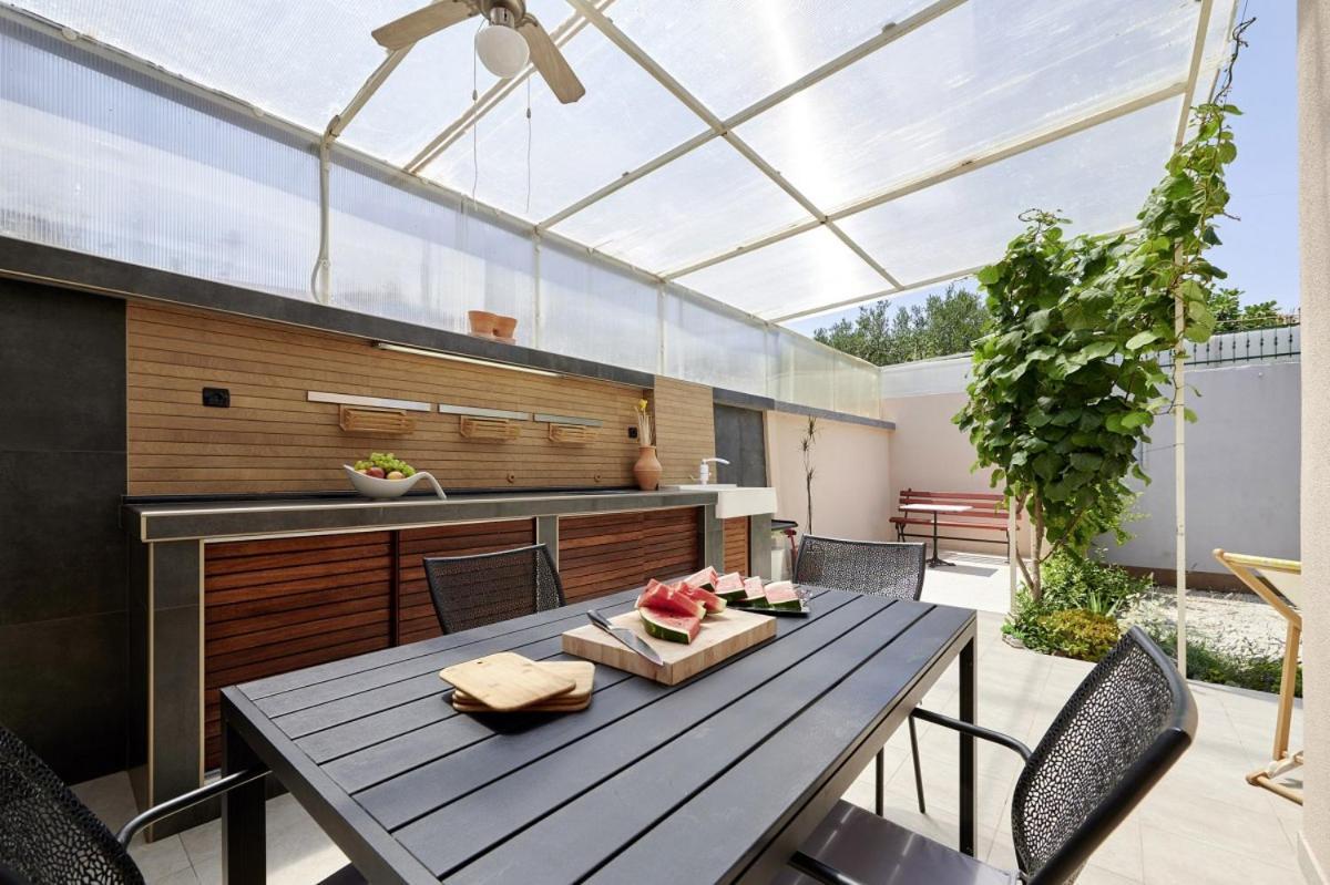Smuketa In Trogir Haus Fuer 4 Personen Vila Exterior foto