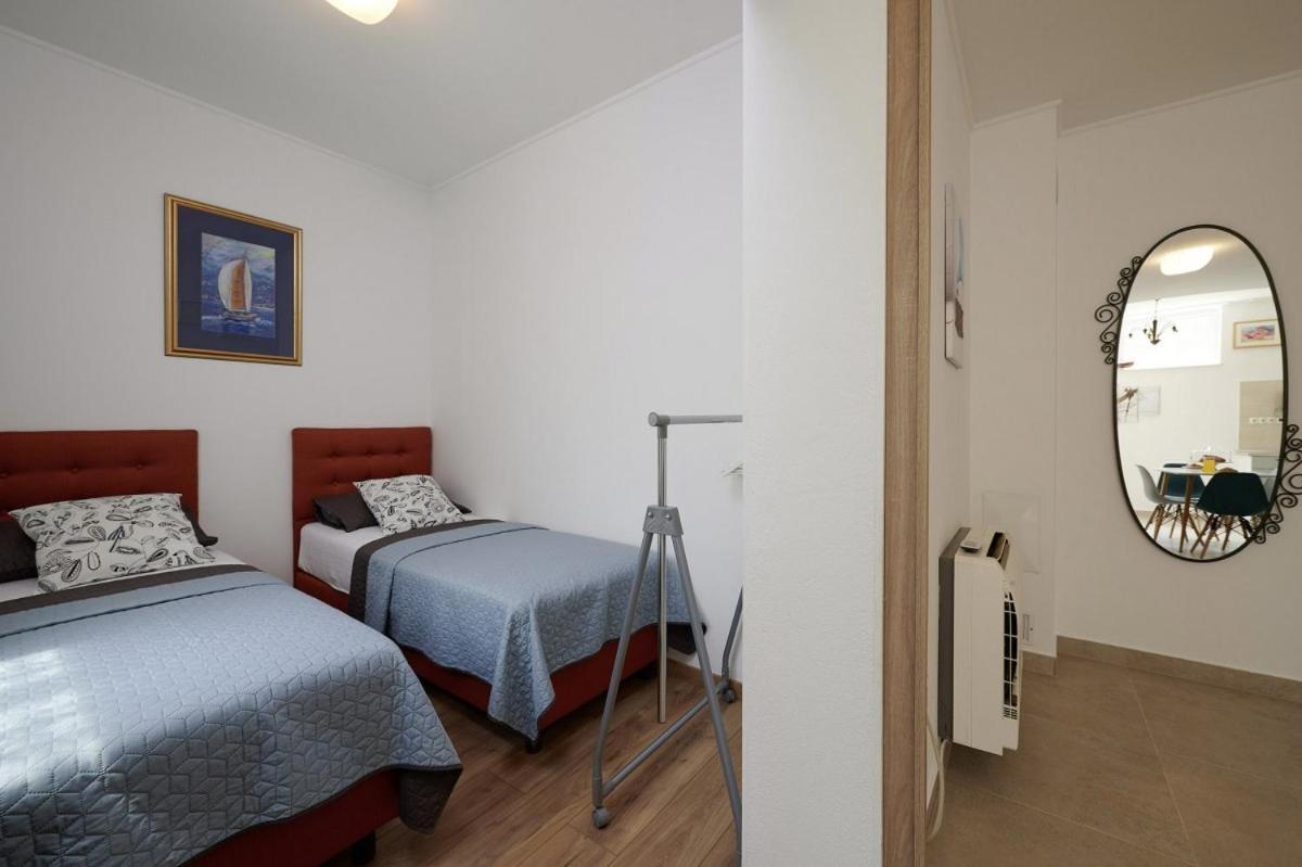 Smuketa In Trogir Haus Fuer 4 Personen Vila Exterior foto