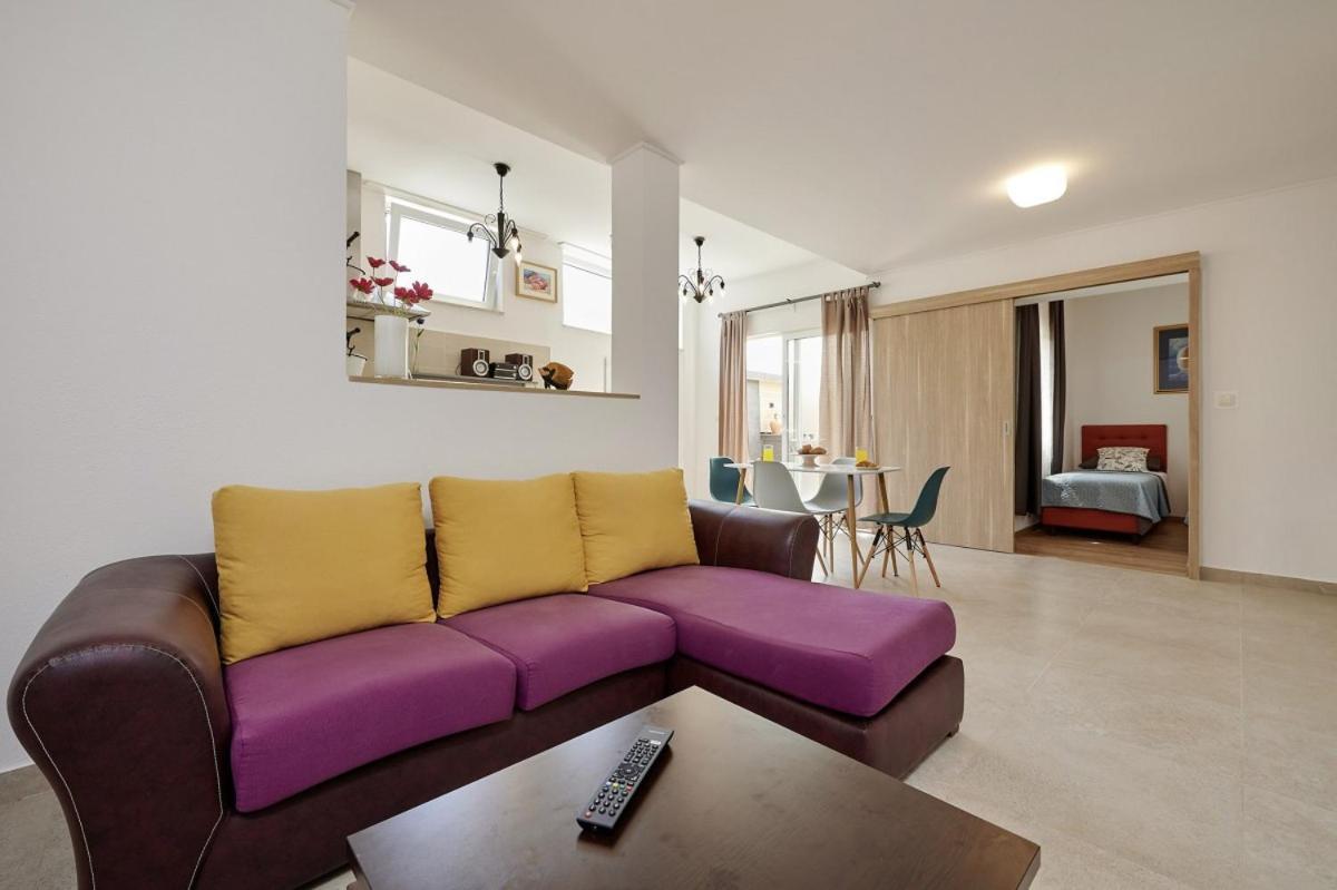 Smuketa In Trogir Haus Fuer 4 Personen Vila Exterior foto