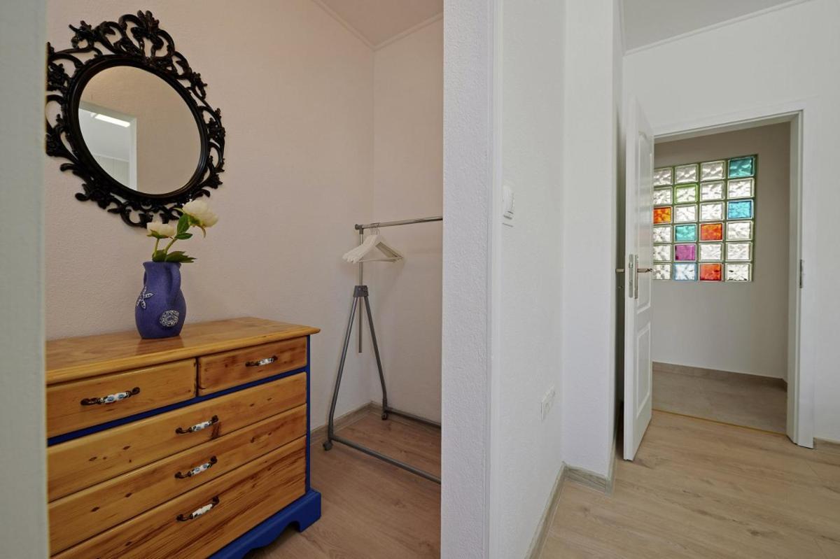 Smuketa In Trogir Haus Fuer 4 Personen Vila Exterior foto
